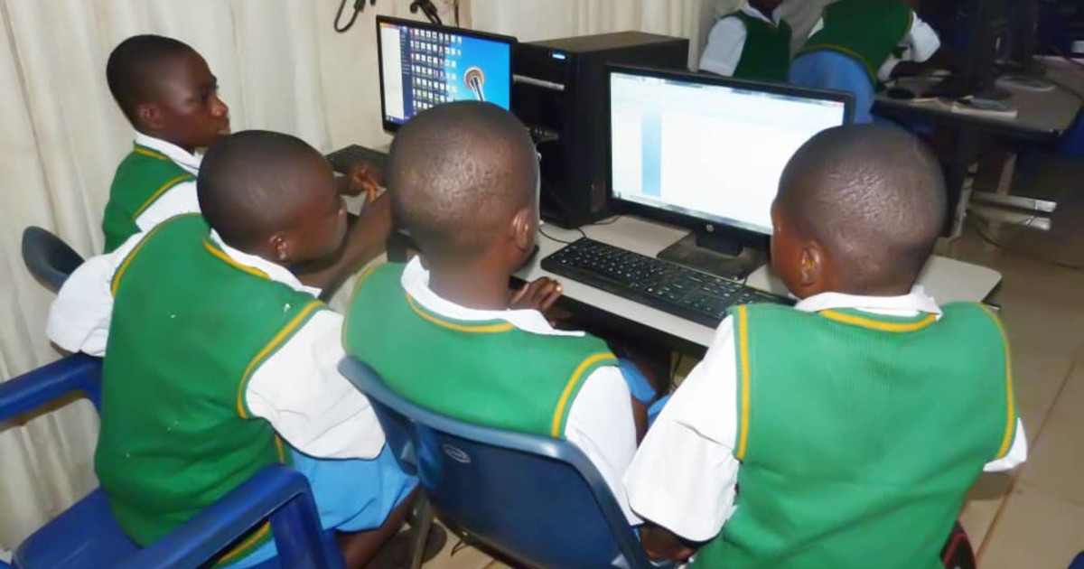 Students in front of a PC